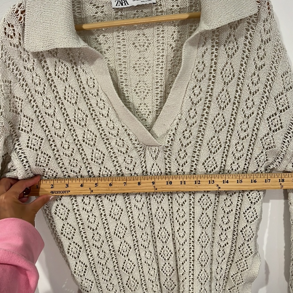 Zara Polo sweater with V-neck lapel collar and long sleeves. Side vents at hem - Picture 7 of 9